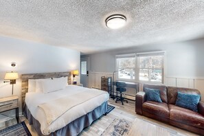 3 bedrooms, desk, internet, bed sheets - Fantastic condo with fireplaces, full kitchens, ski access, & washer/dryers (Vail)