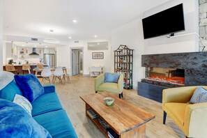 Smart-TV, Kamin, Videospiele, Bücher