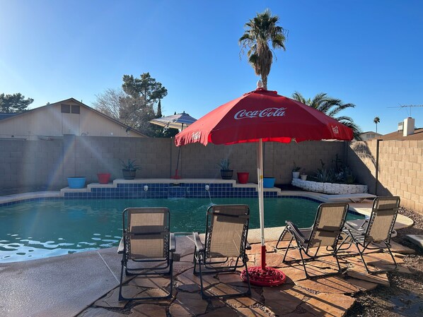 Una piscina al aire libre