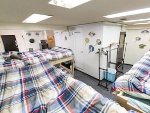 1 室のベッドルーム、デスク、アイロン / アイロン台、ベッドシーツ
