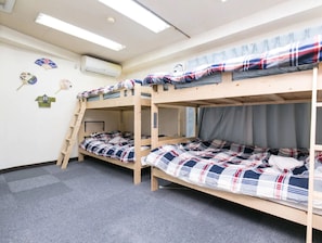 1 室のベッドルーム、デスク、アイロン / アイロン台、ベッドシーツ