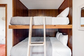 6 bedrooms, internet, bed sheets