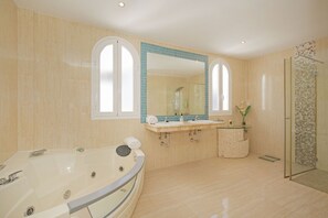 Badewanne, Haartrockner, Handtücher