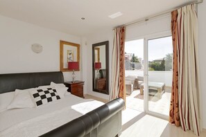 6 slaapkamers, een strijkplank/strijkijzer, reisbedje, gratis wifi