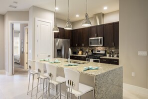 Réfrigérateur, four à micro-ondes, un four, surface de cuisson