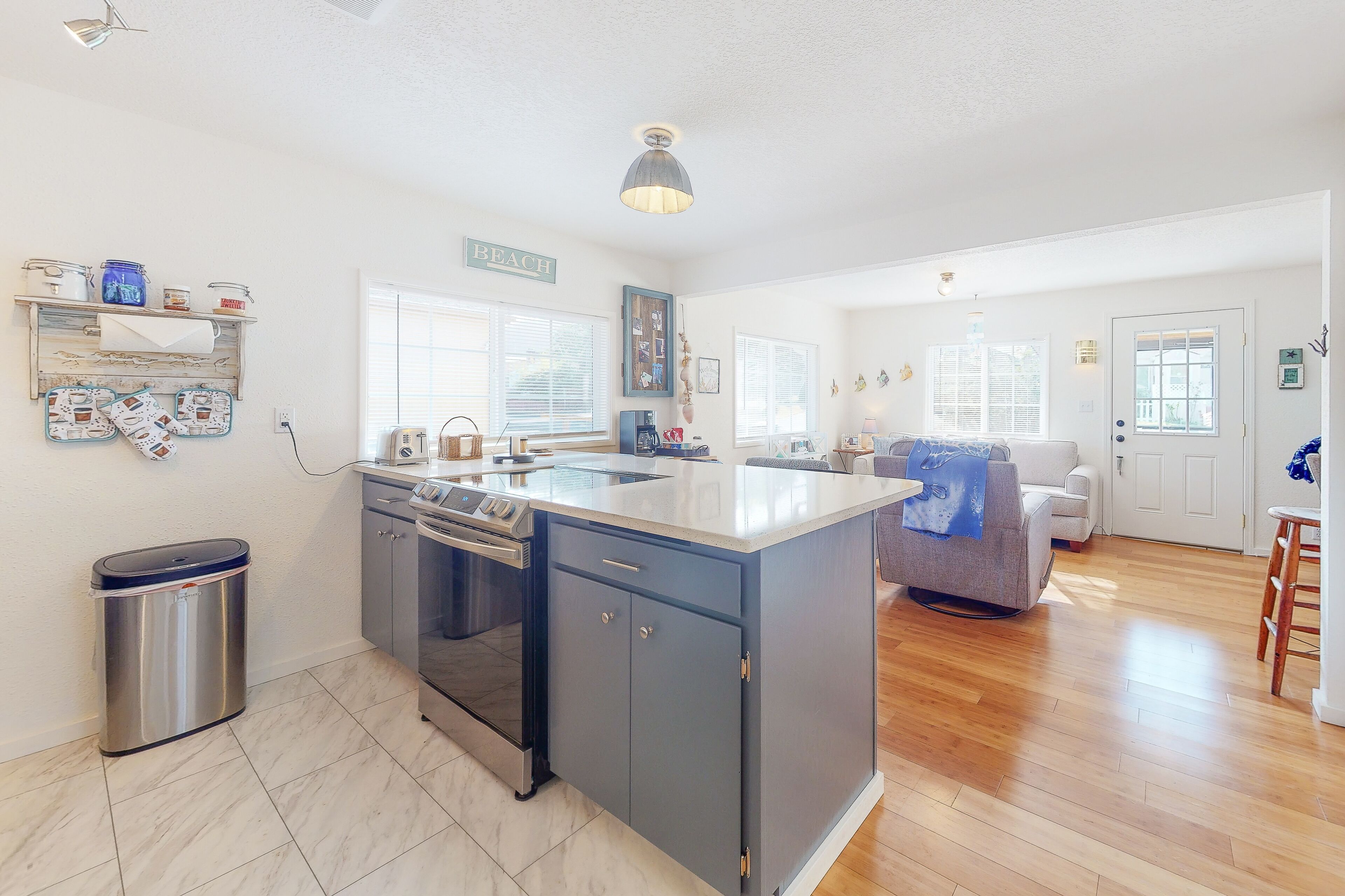 Dogfriendly home with two full kitchens & a gas grill walk to the