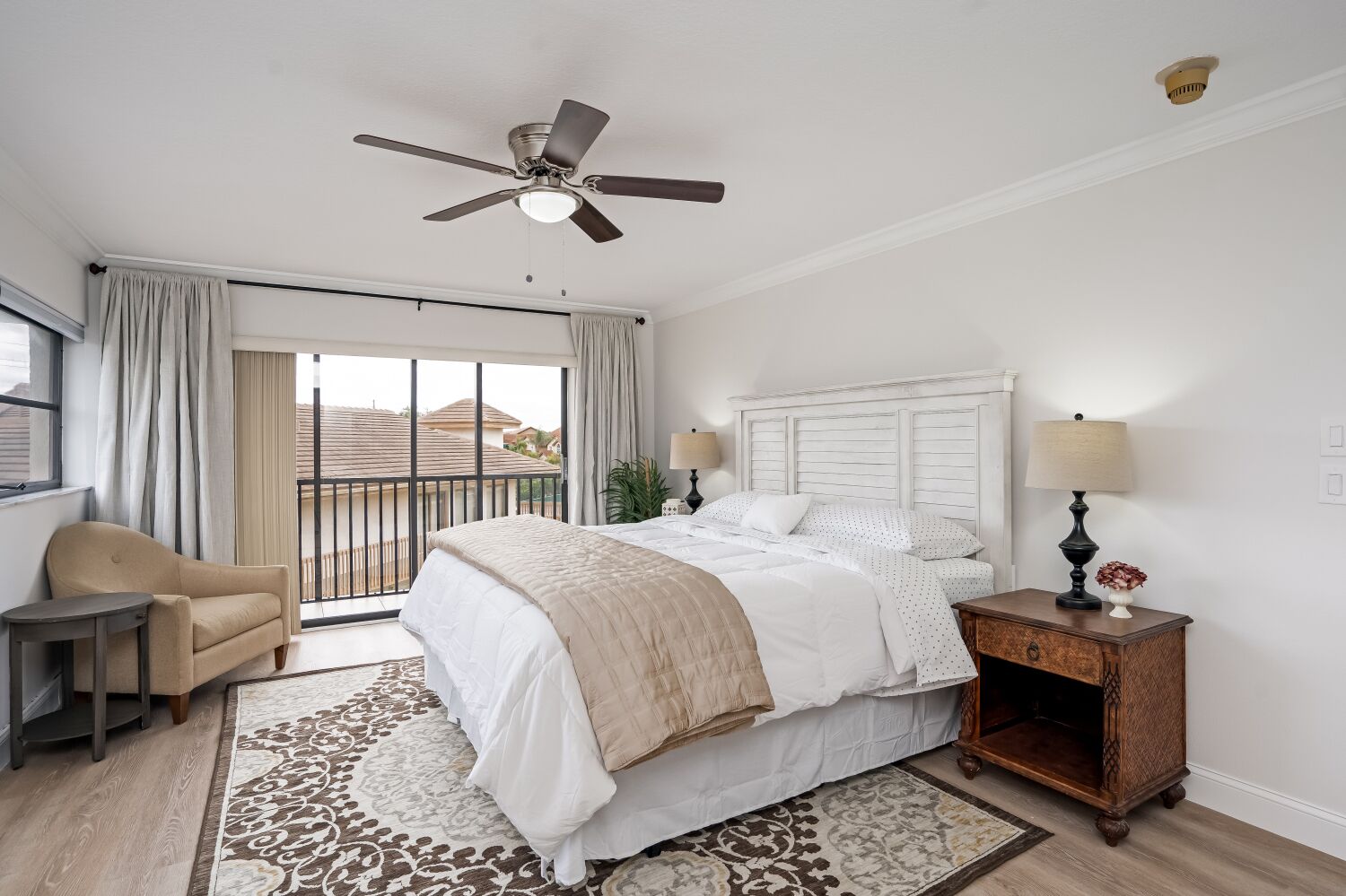 Stunning 2 Bedroom Condo---- 5 Minutes from the Beach!