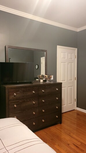 1 habitación, tabla de planchar con plancha, wifi gratis y ropa de cama