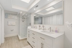 Shower, hair dryer, towels - Yacht Club Area, Close to Beach, Gulf Access, Pool Table, Pool, - Villa Dolphin Sunset - Roelens (Cape Coral)