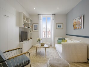 TV, books - Appartement Balsa - Welkeys (Biarritz)