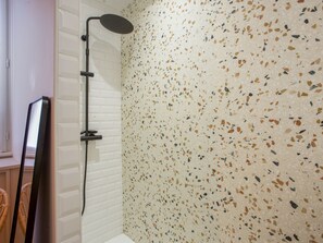 Bathtub, hair dryer, towels, soap - Appartement Balsa - Welkeys (Biarritz)
