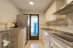 Réfrigérateur, four à micro-ondes, un four, surface de cuisson