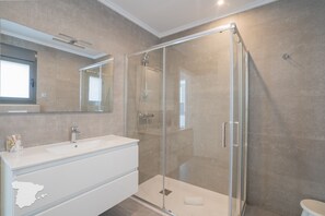 Dusche, Haartrockner, Handtücher