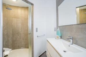 Shower, hair dryer, towels