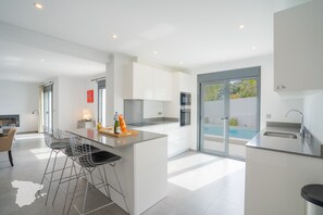 Køleskab, mikrobølgeovn, ovn, kogeplade