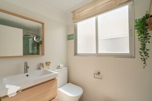 Douche, sèche-cheveux, serviettes fournies