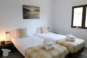 4 slaapkamers, een strijkplank/strijkijzer, gratis wifi, beddengoed