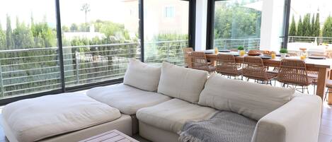 Televisie en een tafeltennistafel