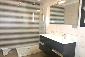 Chuveiro, secador de cabelo, toalhas de banho 