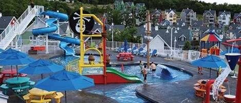 Alberca techada y alberca al aire libre