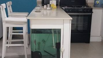 Refrigerador, microondas, horno y parrilla de estufa