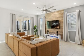 TV - Gorgeous Villa Solara Resort 6Bed/5Bath/Pool/Jacuzzi/18 Min From Disney (Kissimmee)