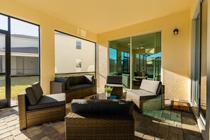 Terrace/patio - Gorgeous Villa Solara Resort 6Bed/5Bath/Pool/Jacuzzi/18 Min From Disney (Kissimmee)