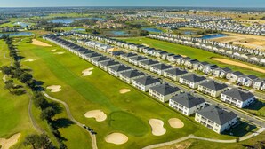 Ein Golfplatz mit einer Reihe von Reihenhäusern.