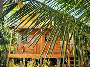 Classic-mökki, 1 keskisuuri parisänky, valtamerinäköala, kulmassa | Allergiatestatut vuodevaatteet, yksilöllisesti sisustettu