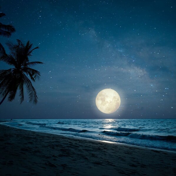 Ranta lähistöllä, valkoista hiekkaa