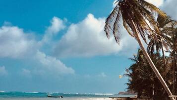 Una playa cerca, arena blanca