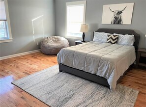 3 bedrooms, desk, travel cot, WiFi