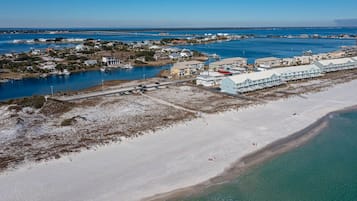Plage, chaises longues, serviettes de plage