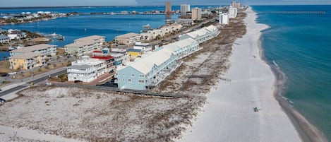 在海滩、沙滩椅、沙滩毛巾