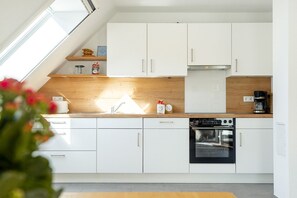 Réfrigérateur, un four, surface de cuisson, lave-vaisselle