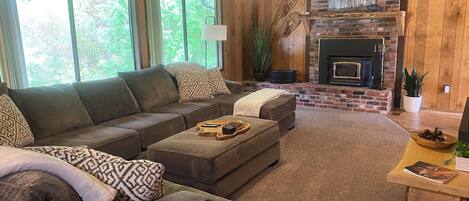 Smart TV, reproductor de DVD, mesa de ping pong, libros