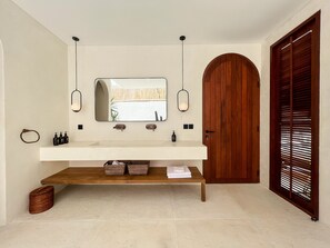 Villa - 1 soveværelse | Badeværelse | Bruser, brusehoved med spredningseffekt, gratis toiletartikler