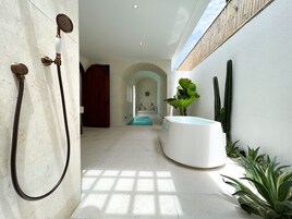 Villa, 1 habitación | Baño | Ducha y cabezal de ducha tipo lluvia