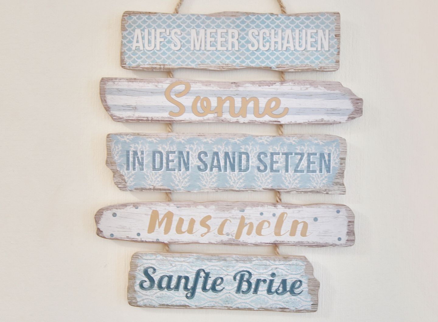 Ein dekoratives Schild mit Text auf Deutsch.