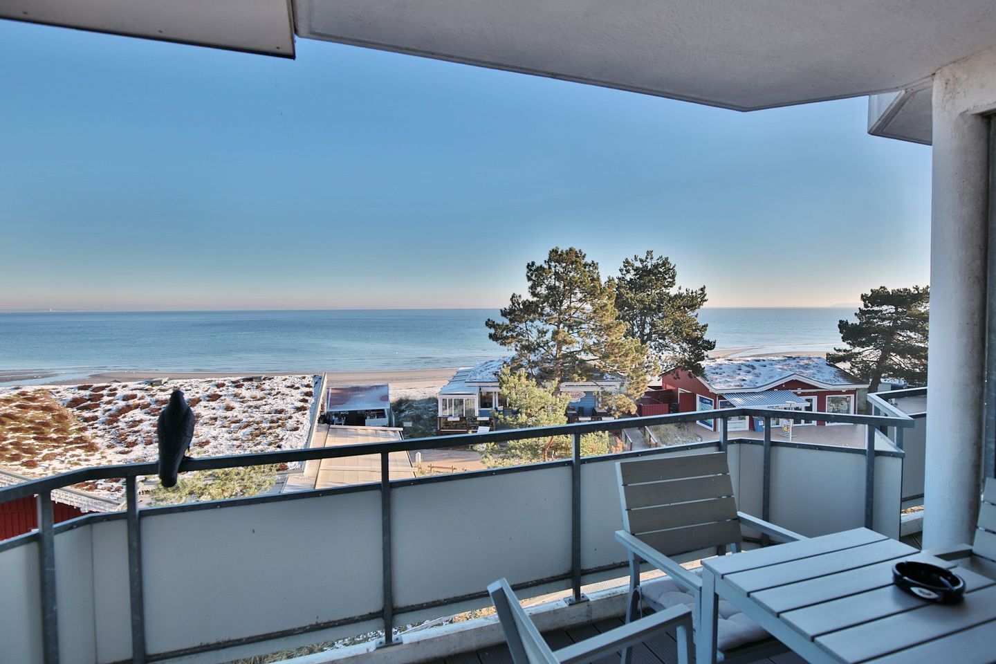 Ein Balkon mit Blick auf den Strand und den Ozean.