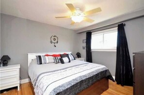 4 bedrooms, desk, travel crib, WiFi