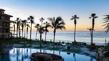 Piscine à débordement, piscine chauffée