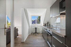 Coffee/tea maker, fridge, oven, dishwasher