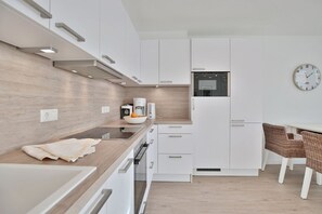 Kylskåp, mikrovågsugn, ugn och spishäll