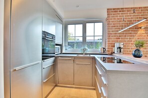 Kühlschrank, Mikrowelle, Ofen, Herdplatte