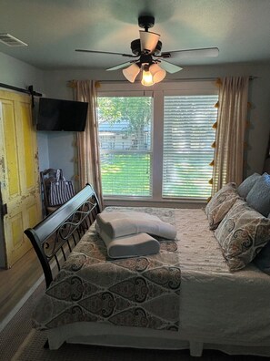 2 bedrooms, desk, iron/ironing board, free WiFi