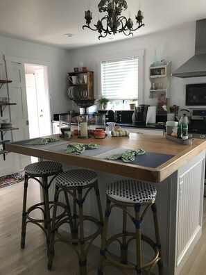Dining - The Douglas - A hill country cottage in Fredericksburg (Fredericksburg)