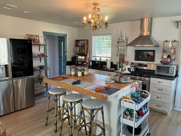 Fridge, microwave, oven, stovetop - The Douglas - A hill country cottage in Fredericksburg (Fredericksburg)