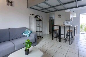 TV - Le Ti Papangue in St Pierre, lovely new studio renovated and fully equipped (Saint-Pierre)