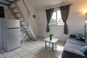 TV - Le Ti Papangue in St Pierre, lovely new studio renovated and fully equipped (Saint-Pierre)